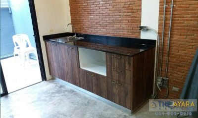 ชุดครัว Built-in โครงซีเมนต์บอร์ด หน้าบาน Melamine ลายไม้ สี Loft Golden Oak