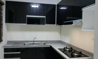 ชุดครัว Built-in Acrylic สีดำลายไม้