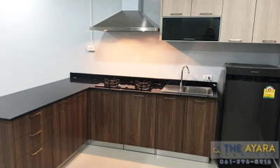 ชุดครัว Built-in โครงซีเมนต์บอร์ด หน้าบาน Melamine ลายไม้ สี French Oak + Milano Wood