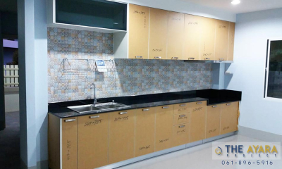 ชุดครัว Built-in โครงซีเมนต์บอร์ด หน้าบาน Acrylic สีขาวมุก