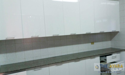 ชุดครัว Built-in โครงซีเมนต์บอร์ด หน้าบาน Hi Gloss สีขาว