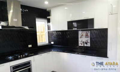 ชุดครัว Built-in โครงซีเมนต์บอร์ด หน้าบาน Hi Gloss สีขาว