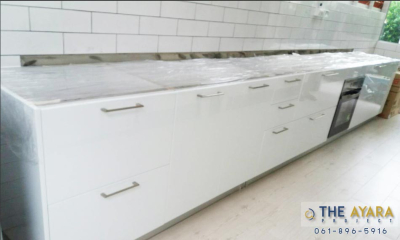 ชุดครัว Built-in โครงซีเมนต์บอร์ด หน้าบาน Hi Gloss สีขาว