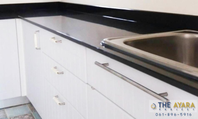 ชุดครัว Built-in โครงซีเมนต์บอร์ด หน้าบาน PVC สีขาว เซาะร่อง