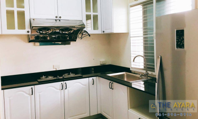 ชุดครัว Built-in โครงซีเมนต์บอร์ด หน้าบาน PVC สีขาวด้าน เซาะร่องลูกฟัก