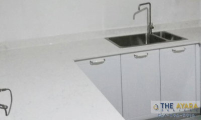 ชุดครัว Built-in โครงซีเมนต์บอร์ด หน้าบาน PVC สีขาวเงา เซาะร่องหลังบานสีขาวด้าน