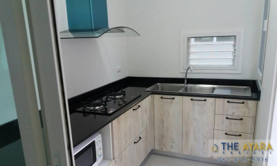 ชุดครัว Built-in โครงซีเมนต์บอร์ด หน้าบาน Melamine สี Tundra Forest ลายไม้แนวตั้ง