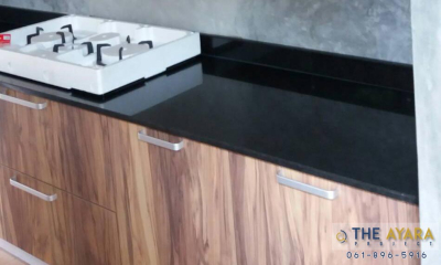 ชุดครัว Built-in โครงซีเมนต์บอร์ด หน้าบาน Melamine สี Couture Wood ลายไม้แนวตั้ง