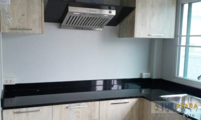 ชุดครัว Built-in โครงซีเมนต์บอร์ด หน้าบาน Melamine สี Tundra Forest ลายไม้แนวตั้ง