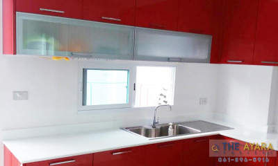 ชุดครัว Built-in โครงซีเมนต์บอร์ด หน้าบาน Laminate สีแดงเงา