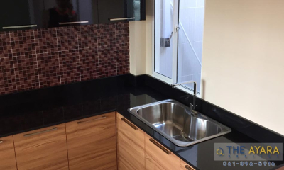 ชุดครัว Built-in โครงซีเมนต์บอร์ด หน้าบาน Laminate สี Classic Walnut+ดำเงา