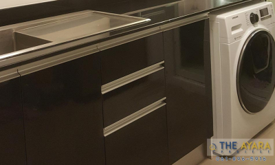 ชุดครัว Built-in โครงซีเมนต์บอร์ด หน้าบาน Laminate สีดำเงา+Lincoln Walnut