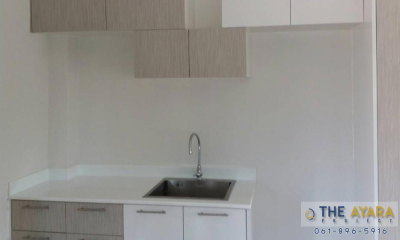 ชุดครัว Built-in โครงซีเมนต์บอร์ด หน้าบาน Laminate สีขาว + Smoke Strand