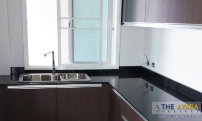 ชุดครัว Built-in โครงซีเมนต์บอร์ด หน้าบาน Laminate สี Vintage Teak