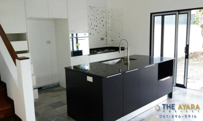 ชุดครัว Built-in โครงซีเมนต์บอร์ด หน้าบาน Laminate สีขาวด้าน + Island สีดำด้าน