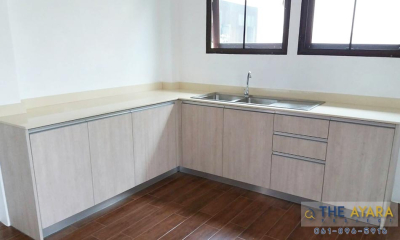 ชุดครัว Built-in โครงซีเมนต์บอร์ด หน้าบาน Laminate สี Alabaster Oak