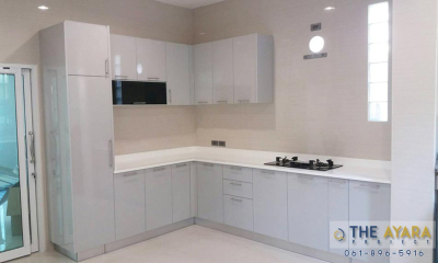 ชุดครัว Built-in โครงซีเมนต์บอร์ด หน้าบาน Laminate สีเทาเงา