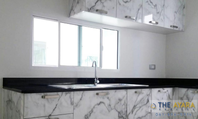 ชุดครัว Built-in โครงซีเมนต์บอร์ด หน้าบาน Laminate สีลายหินอ่อน