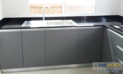 ชุดครัว Built-in โครงซีเมนต์บอร์ด หน้าบาน Laminate สีเทาด้าน Tornado