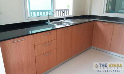 ชุดครัว Built-in โครงซีเมนต์บอร์ด หน้าบาน Laminate สี Copper Beech New