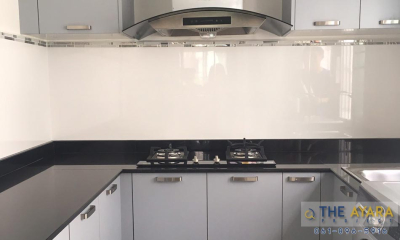 ชุดครัว Built-in โครงซีเมนต์บอร์ด หน้าบาน Laminate สี Steel