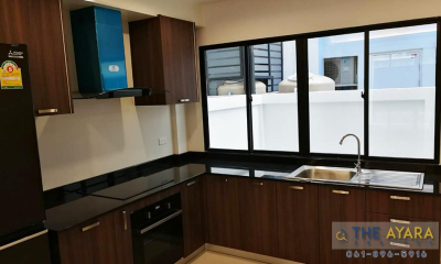 ชุดครัว Built-in โครงซีเมนต์บอร์ด หน้าบาน Laminate สี Jarrah Legno