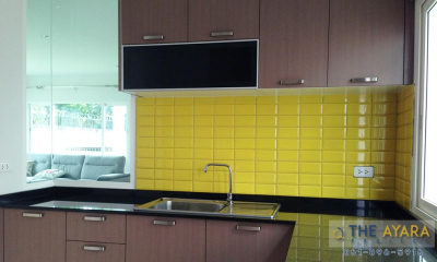 ชุดครัว Built-in โครงซีเมนต์บอร์ด หน้าบาน Laminate สี Fineline Chocolate