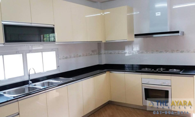 ชุดครัว Built-in โครงซีเมนต์บอร์ด หน้าบาน Hi Gloss สีเหลืองครีม