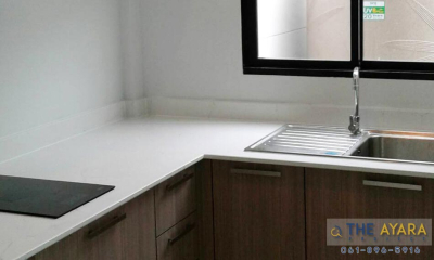 ชุดครัว Built-in โครงซีเมนต์บอร์ด หน้าบาน Laminate สี Olive Afromosia + Acrylic สีขาว