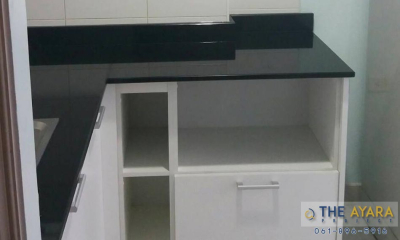 ชุดครัว Built-in โครงซีเมนต์บอร์ด หน้าบาน Laminate สีขาว