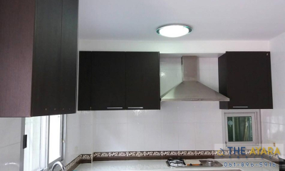 ชุดครัว Built-in โครงพลาสวู๊ด หน้าบาน PVC สี Walnut