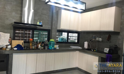 ชุดครัว Built-in โครงซีเมนต์บอร์ด หน้าบาน Melamine สี Bamboo Striped