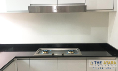 ชุดครัว Built-in โครงซีเมนต์บอร์ด หน้าบาน PVC สีขาวเงา