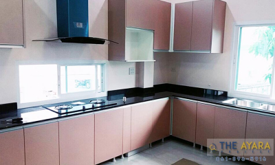 ชุดครัว Built-in โครงซีเมนต์บอร์ด หน้าบาน Hi Gloss สีเทา