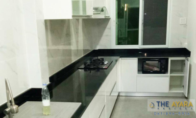 ชุดครัว Built-in โครงซีเมนต์บอร์ด หน้าบาน Acrylic สีขาวนวล