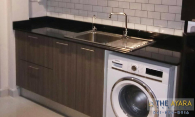 ชุดครัว Built-in โครงซีเมนต์บอร์ด หน้าบาน Laminate สี Bleached Legno + Acrylic สีขาวนวล