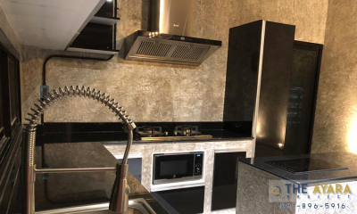 ชุดครัว Built-in โครงซีเมนต์บอร์ด + บานและวงกบ หน้าบาน Laminate สีดำด้าน