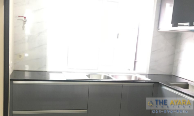 ชุดครัว Built-in โครงซีเมนต์บอร์ด หน้าบาน PVC สีเทาเงา