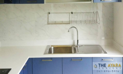 ชุดครัว Built-in โครงซีเมนต์บอร์ด หน้าบาน PVC สีน้ำเงินเทา