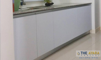 ชุดครัว Built-in โครงซีเมนต์บอร์ด หน้าบาน PVC สีขาวด้าน