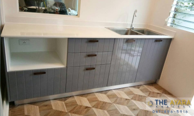 ชุดครัว Built-in โครงซีเมนต์บอร์ด หน้าบาน PVC สีเทาเงา เซาะร่อง