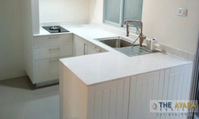 ชุดครัว Built-in โครงซีเมนต์บอร์ด หน้าบาน PVC สีขาวด้าน ลายไม้