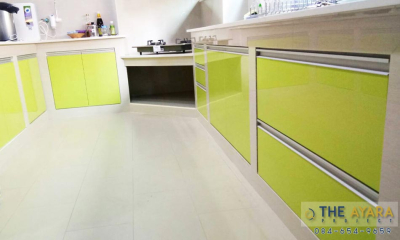 ชุดครัว Built-in โครงซีเมนต์บอร์ด หน้าบาน Acrylic สีเขียว