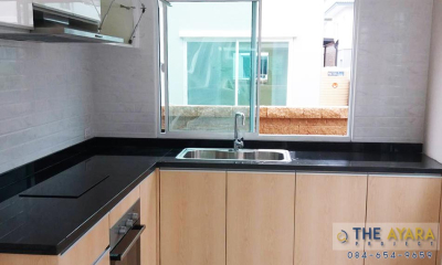 ชุดครัว Built-in โครงซีเมนต์บอร์ด หน้าบาน Laminate สี Natural Maple + Hi Gloss สีขาว