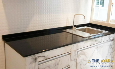ชุดครัว Built-in โครงซีเมนต์บอร์ด หน้าบาน Laminate ลายหินอ่อน