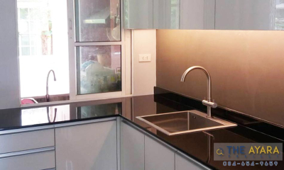 ชุดครัว Built-in โครงซีเมนต์บอร์ด หน้าบาน Acrylic สีขาวมุก