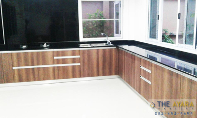 ชุดครัว Built-in โครงซีเมนต์บอร์ด หน้าบาน Laminate สี American Walnut