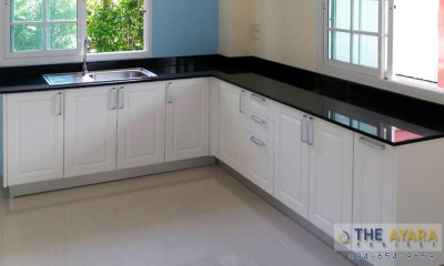 ชุดครัว Built-in โครงซีเมนต์บอร์ด หน้าบาน PVC สีขาวเงา เซาะร่องบานฟัก