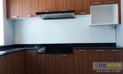ชุดครัว Built-in โครงซีเมนต์บอร์ด หน้าบาน Laminate สี Oiled Legno