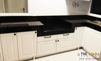 ชุดครัว Built-in โครงซีเมนต์บอร์ด หน้าบาน PVC สีขาวด้าน เซาะร่อง